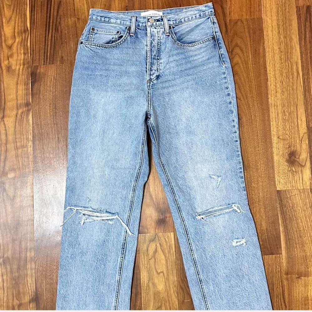 Denim Forum straight-leg jeans. Size 28